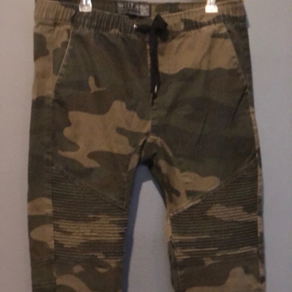 Men’s Camo Joggers - Picture 3 of 4